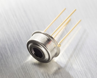 What is the difference between a thermal IR sensor and a quantum IR sensor?